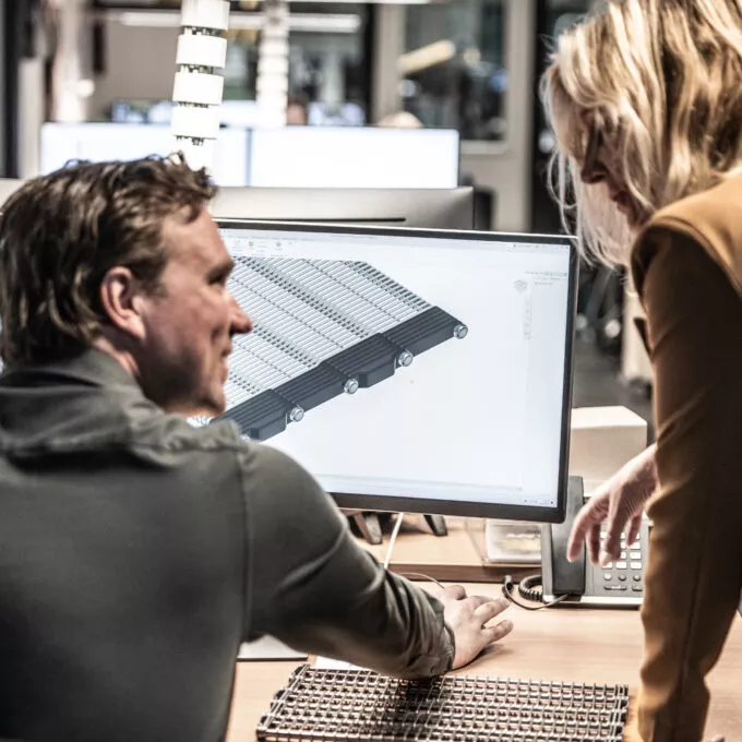 Twentebelt colleagues discuss a 3D drawing