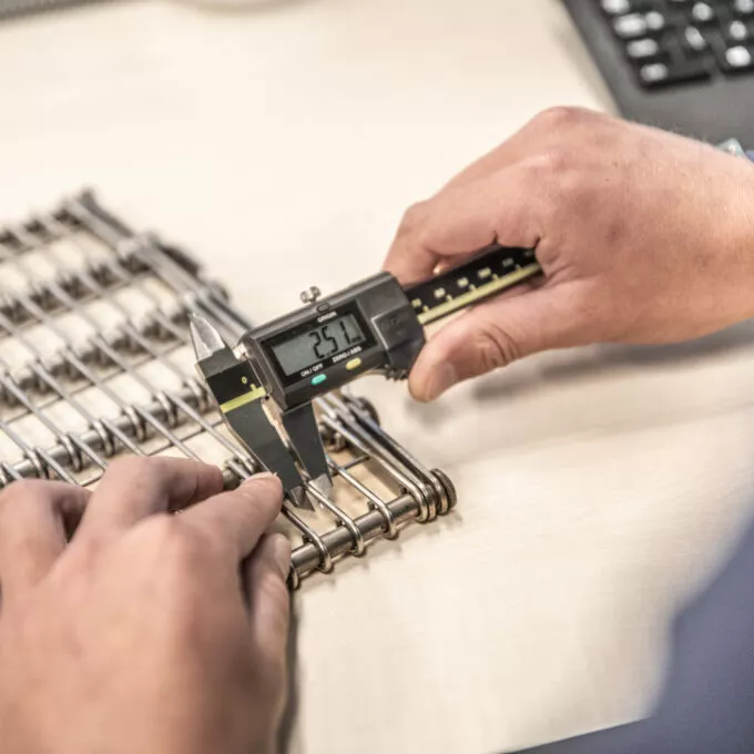 A Twentebelt employee measuring an eyelink belt