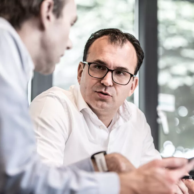 A Twentebelt employee talking to a colleague