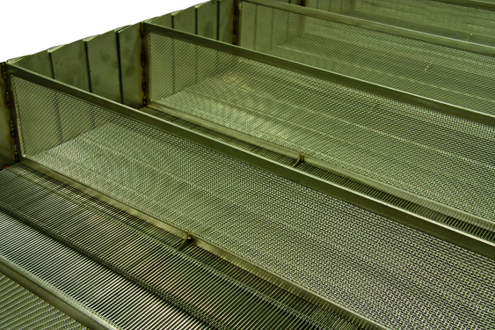 Photo featuring eyelink conveyor belt provided with special flights and edge plates